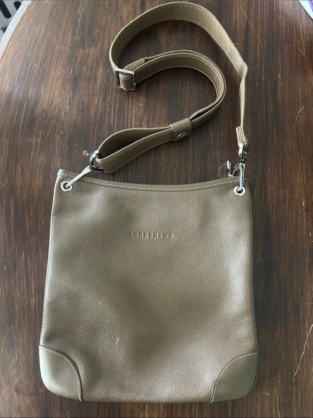 LONGCHAMP‎ Tan/Brown Pebbled Leather Flat Crossbody Bag Purse